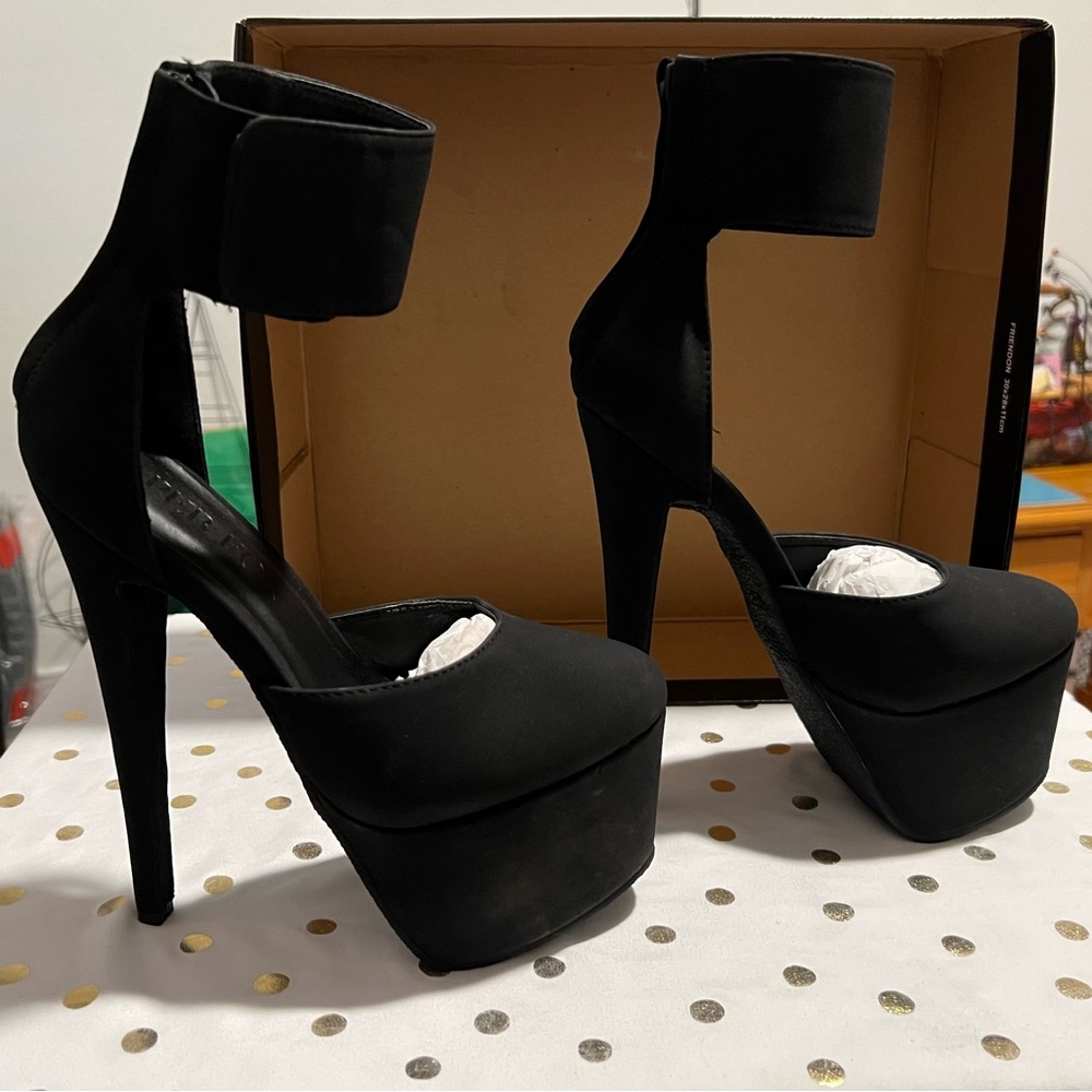 Paper Fox Size 6.5 Black platform stiletto’s. New never worn 👠